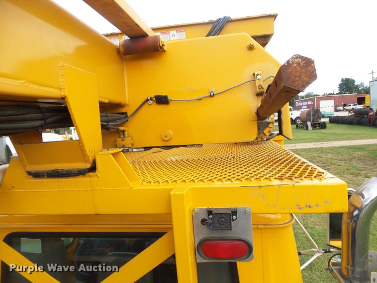 image for item DB7373 1998 International 4900 bucket truck