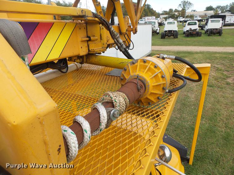 image for item DB7373 1998 International 4900 bucket truck