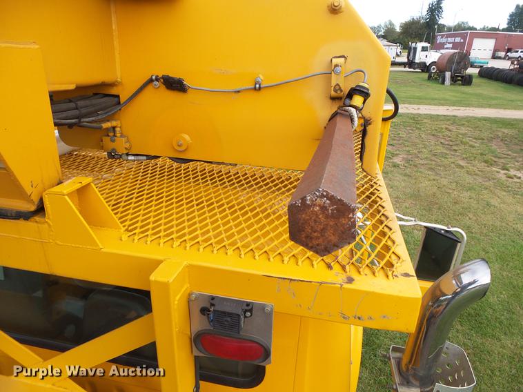 image for item DB7373 1998 International 4900 bucket truck