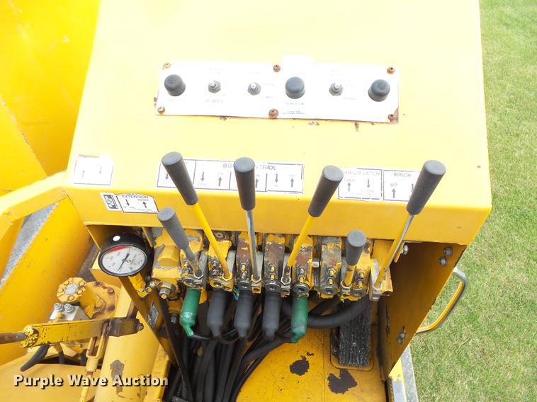 image for item DB7373 1998 International 4900 bucket truck