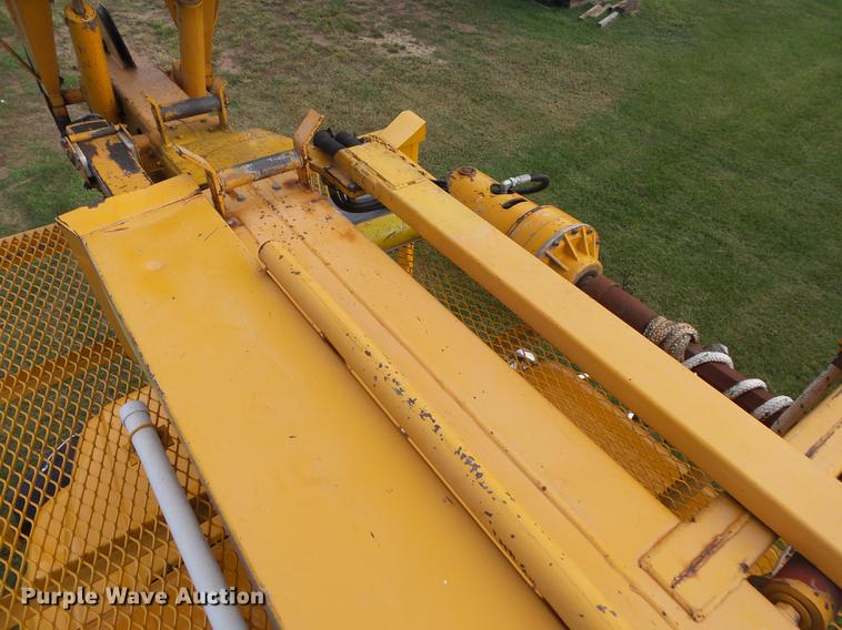 image for item DB7373 1998 International 4900 bucket truck