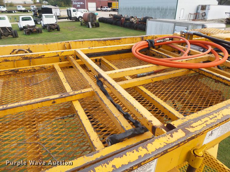 image for item DB7373 1998 International 4900 bucket truck