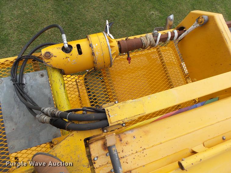 image for item DB7373 1998 International 4900 bucket truck