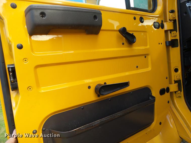 image for item DB7373 1998 International 4900 bucket truck