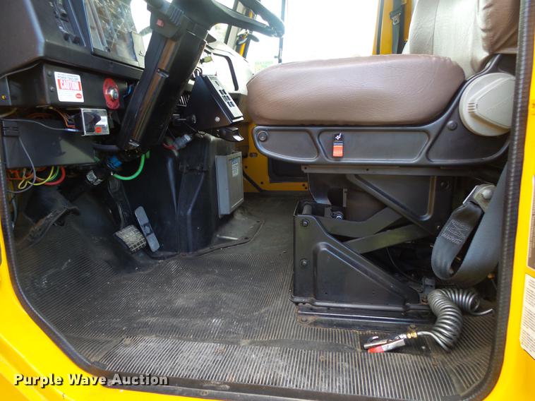 image for item DB7373 1998 International 4900 bucket truck