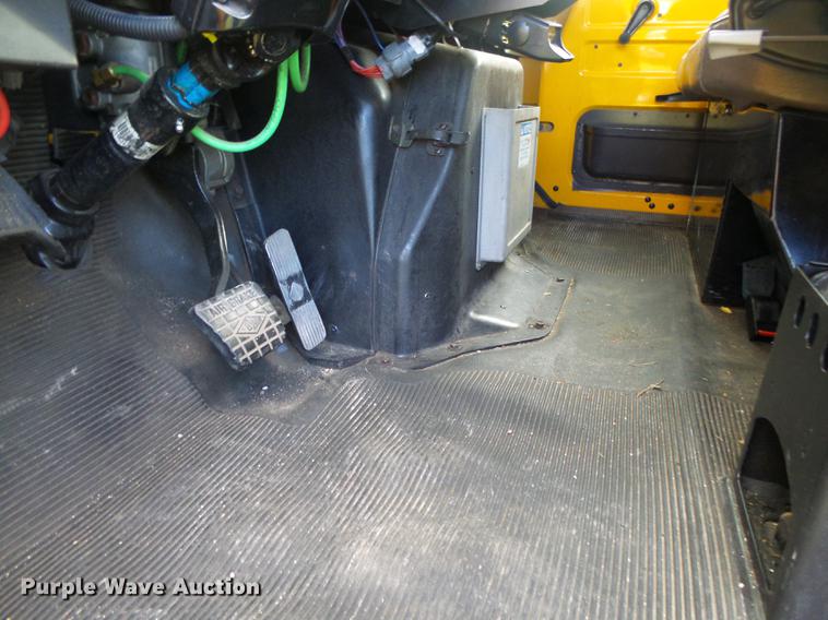 image for item DB7373 1998 International 4900 bucket truck