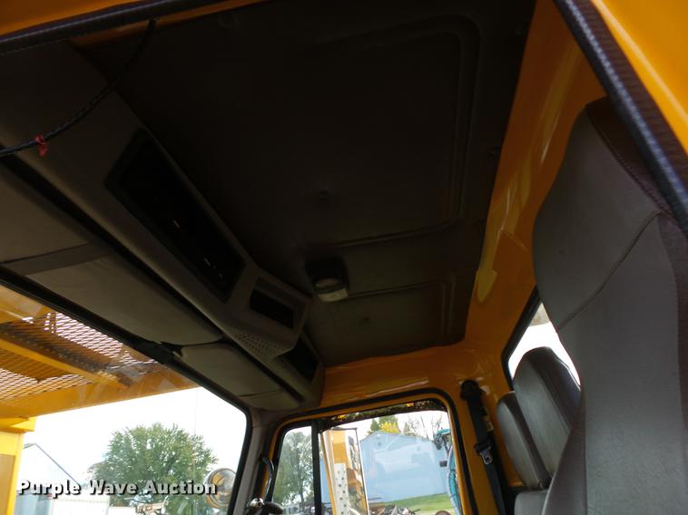 image for item DB7373 1998 International 4900 bucket truck