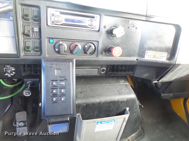 image for item DB7373 1998 International 4900 bucket truck