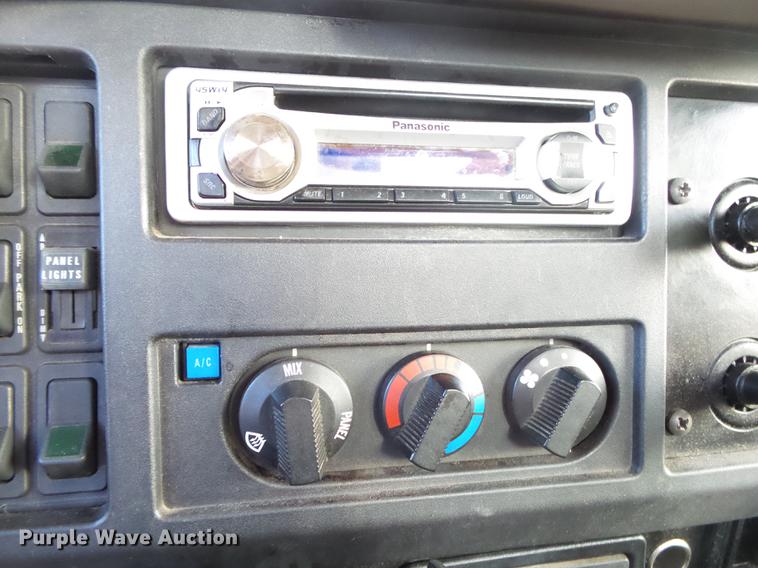 image for item DB7373 1998 International 4900 bucket truck