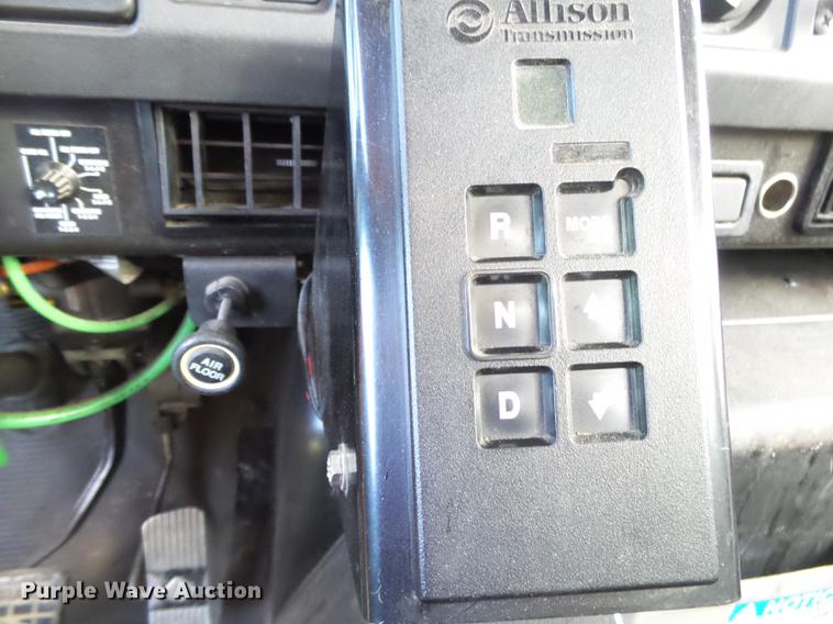 image for item DB7373 1998 International 4900 bucket truck