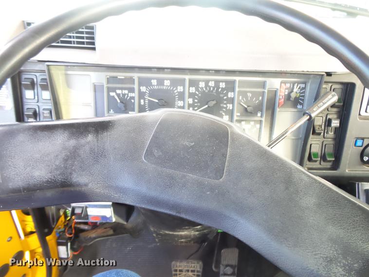 image for item DB7373 1998 International 4900 bucket truck