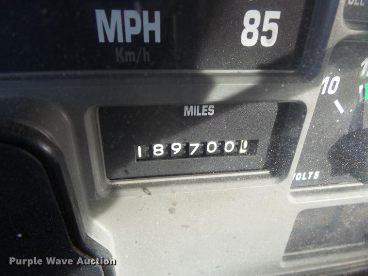 image for item DB7373 1998 International 4900 bucket truck