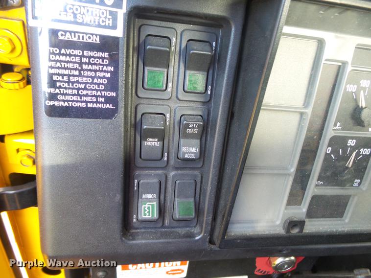 image for item DB7373 1998 International 4900 bucket truck