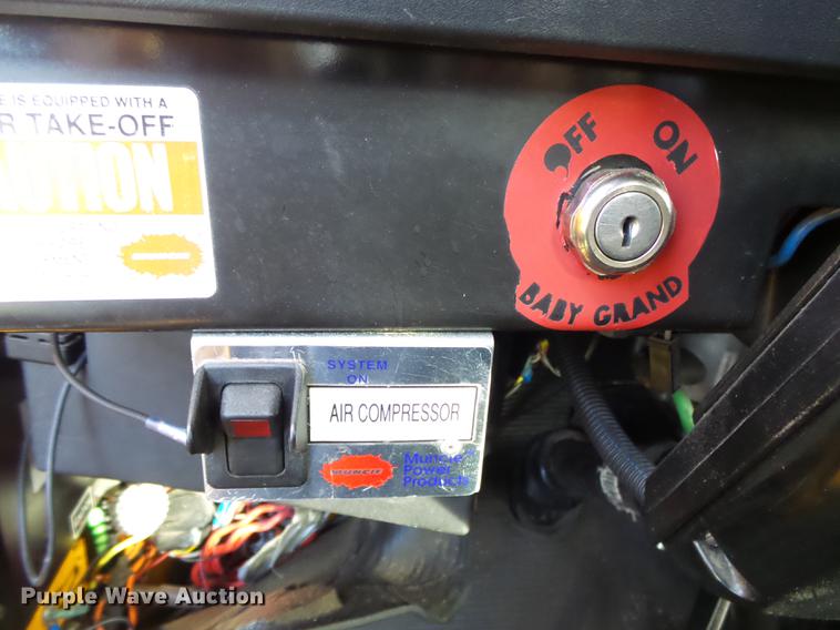 image for item DB7373 1998 International 4900 bucket truck