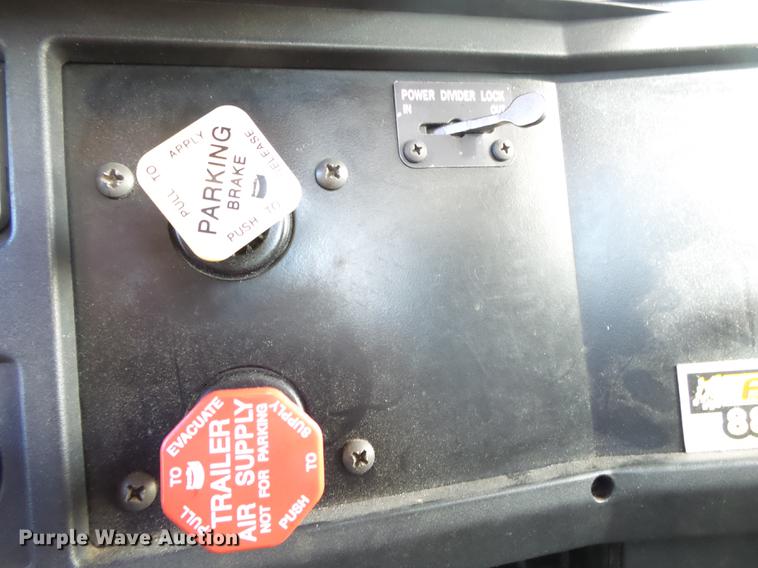 image for item DB7373 1998 International 4900 bucket truck