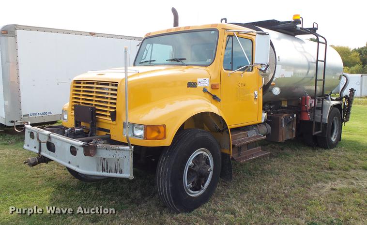 image for item DB7374 1996 International 4900 oil distribution truck