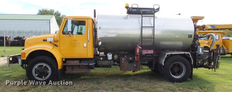 image for item DB7374 1996 International 4900 oil distribution truck