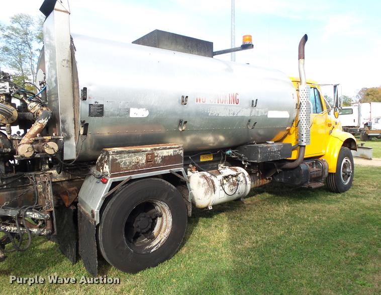 image for item DB7374 1996 International 4900 oil distribution truck