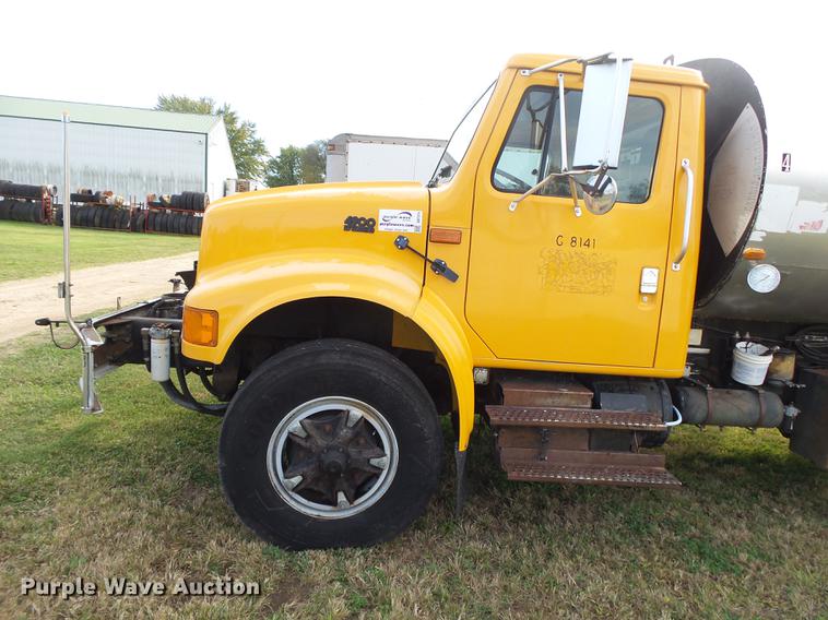 image for item DB7374 1996 International 4900 oil distribution truck