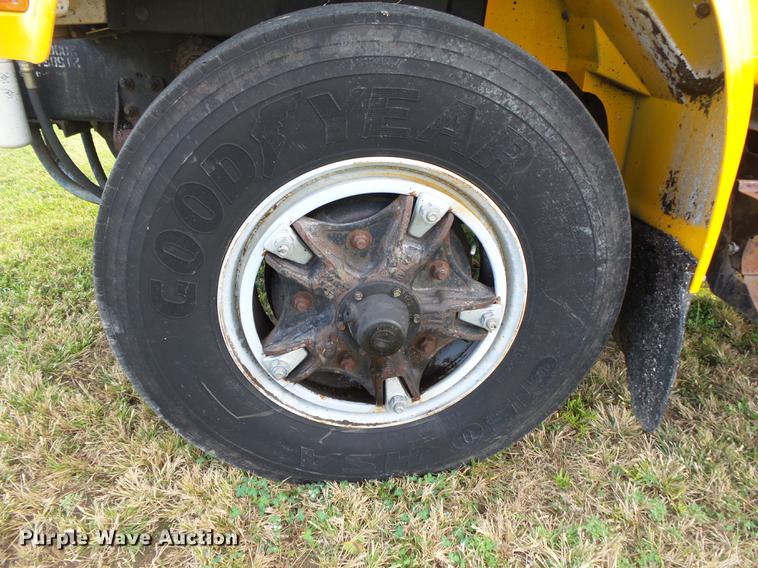 image for item DB7374 1996 International 4900 oil distribution truck