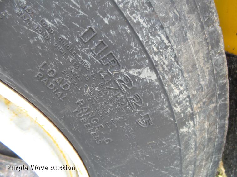 image for item DB7374 1996 International 4900 oil distribution truck