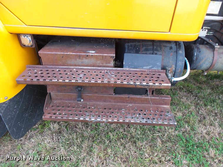 image for item DB7374 1996 International 4900 oil distribution truck