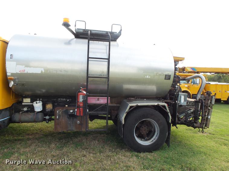 image for item DB7374 1996 International 4900 oil distribution truck