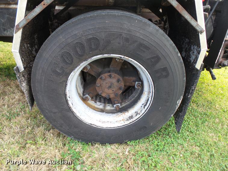 image for item DB7374 1996 International 4900 oil distribution truck