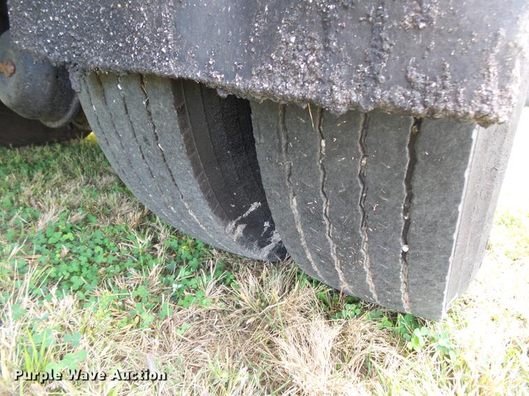 image for item DB7374 1996 International 4900 oil distribution truck