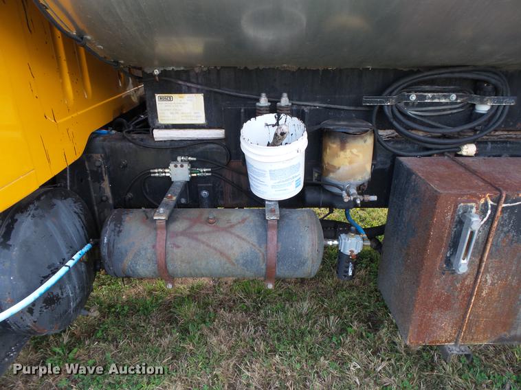 image for item DB7374 1996 International 4900 oil distribution truck