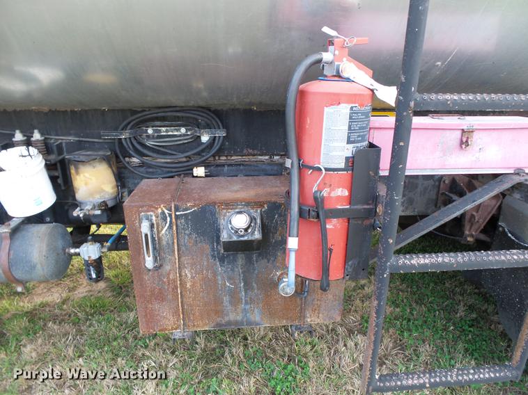 image for item DB7374 1996 International 4900 oil distribution truck