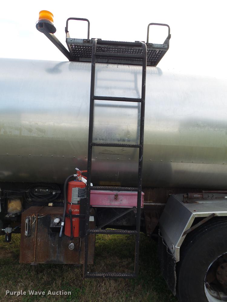 image for item DB7374 1996 International 4900 oil distribution truck