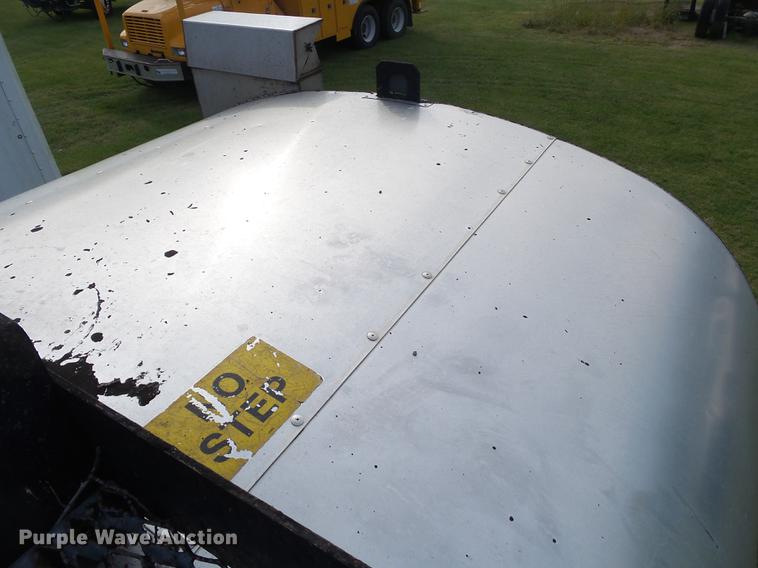 image for item DB7374 1996 International 4900 oil distribution truck