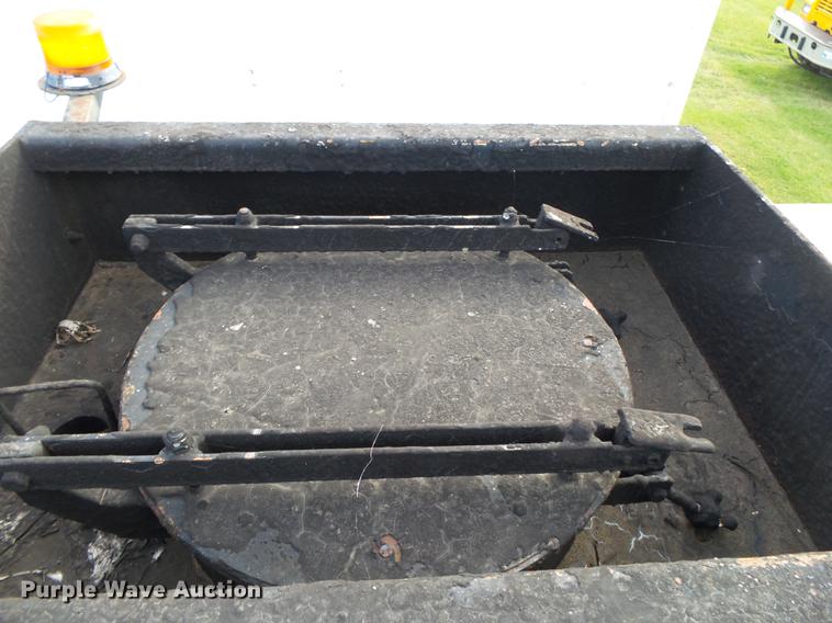 image for item DB7374 1996 International 4900 oil distribution truck