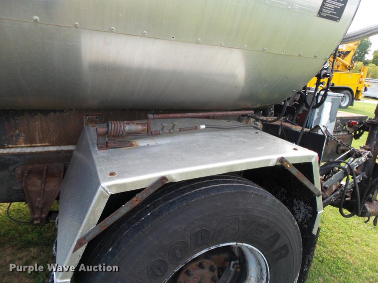 image for item DB7374 1996 International 4900 oil distribution truck