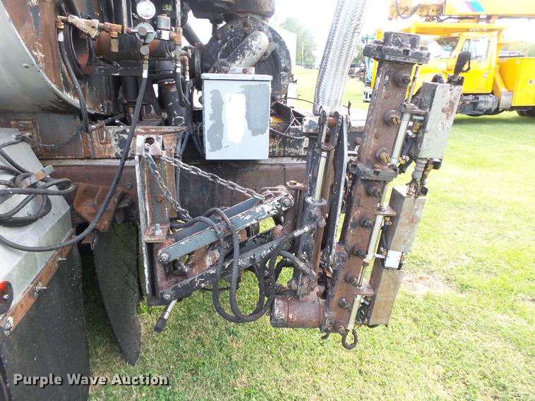 image for item DB7374 1996 International 4900 oil distribution truck