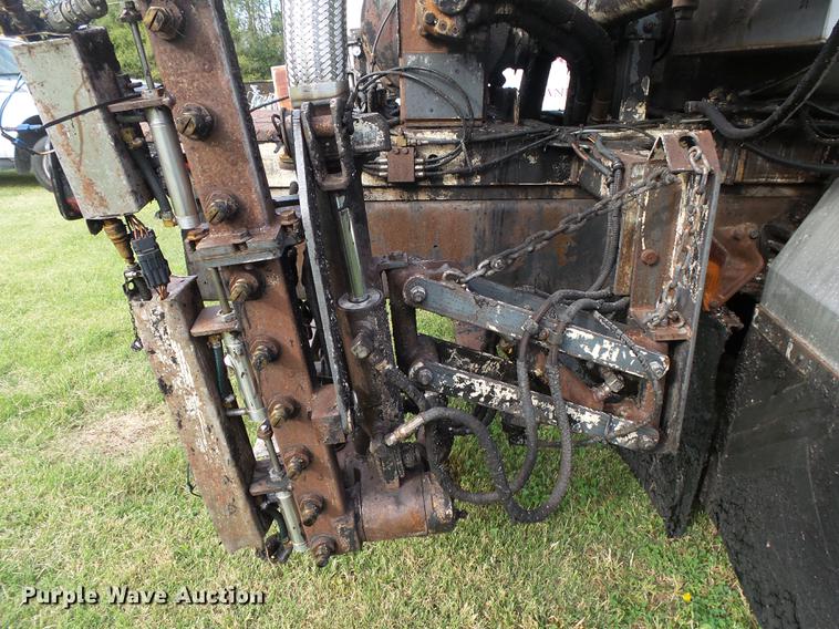 image for item DB7374 1996 International 4900 oil distribution truck