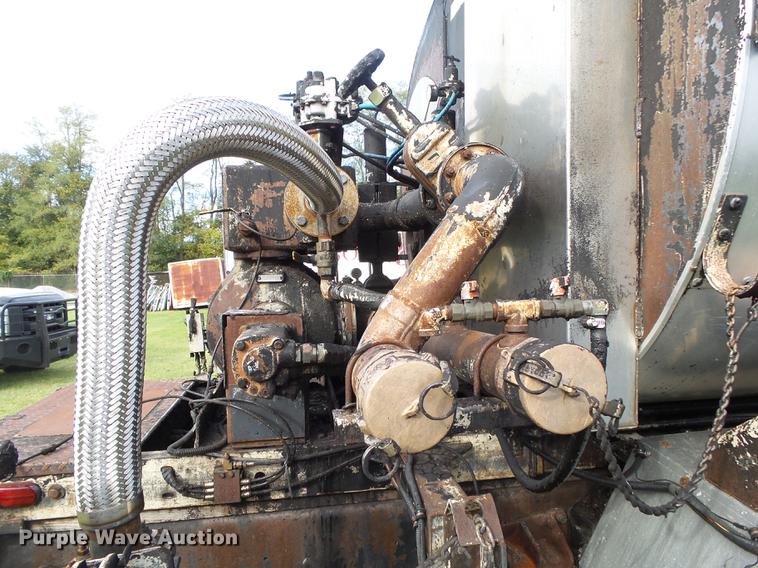 image for item DB7374 1996 International 4900 oil distribution truck