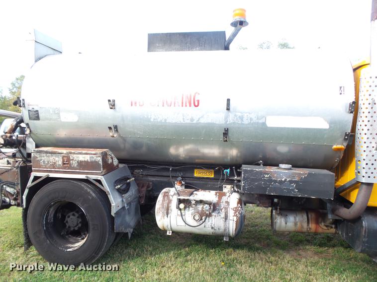 image for item DB7374 1996 International 4900 oil distribution truck