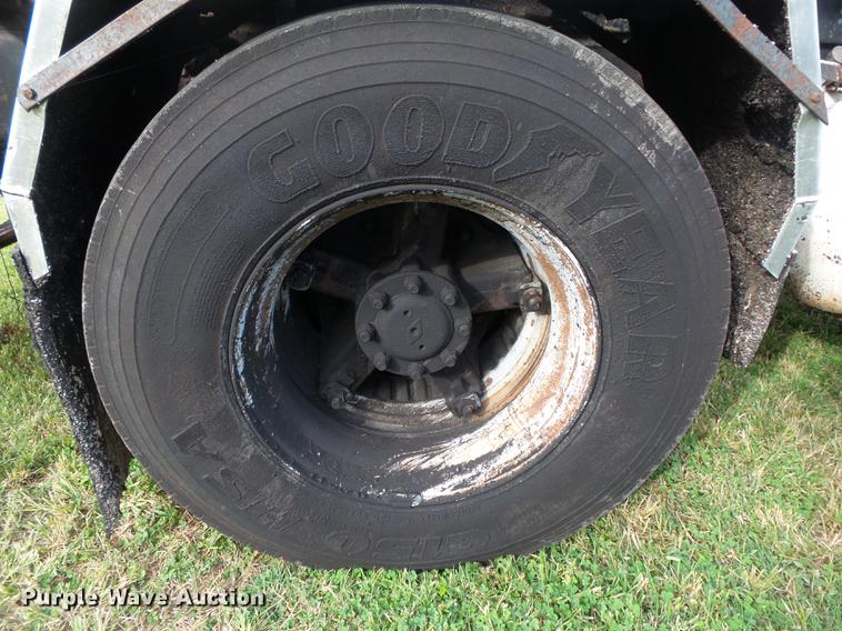 image for item DB7374 1996 International 4900 oil distribution truck