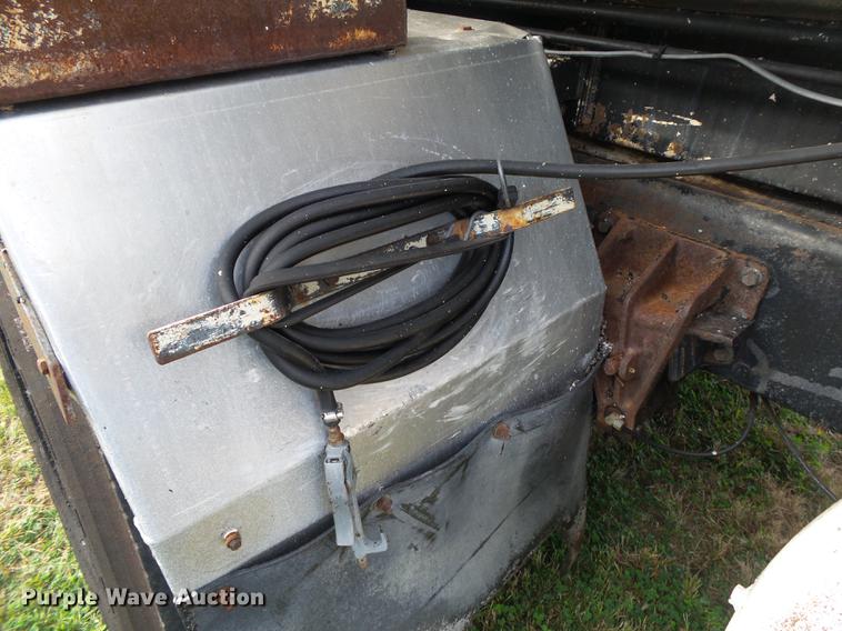 image for item DB7374 1996 International 4900 oil distribution truck