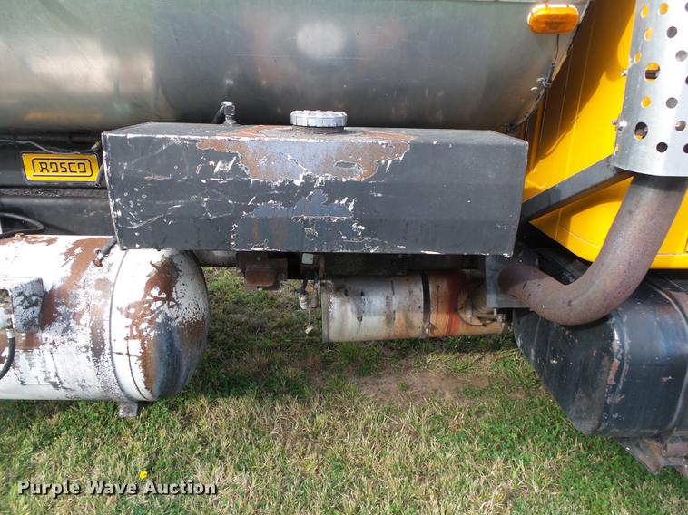 image for item DB7374 1996 International 4900 oil distribution truck