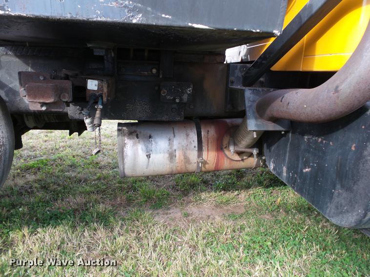 image for item DB7374 1996 International 4900 oil distribution truck