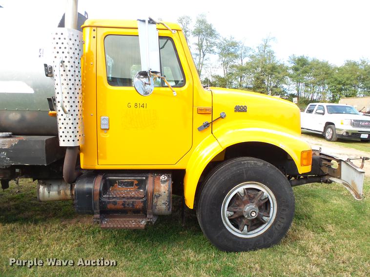 image for item DB7374 1996 International 4900 oil distribution truck