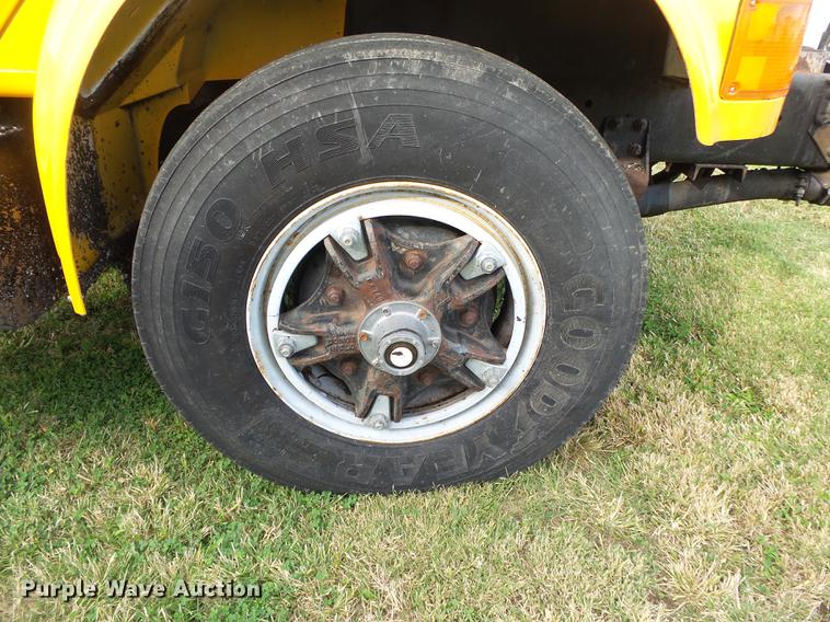 image for item DB7374 1996 International 4900 oil distribution truck