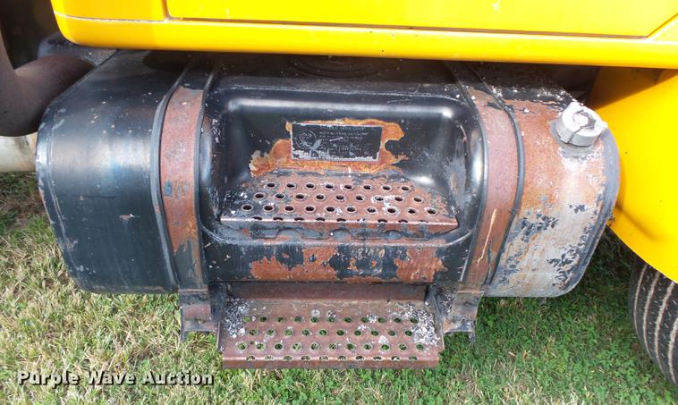 image for item DB7374 1996 International 4900 oil distribution truck