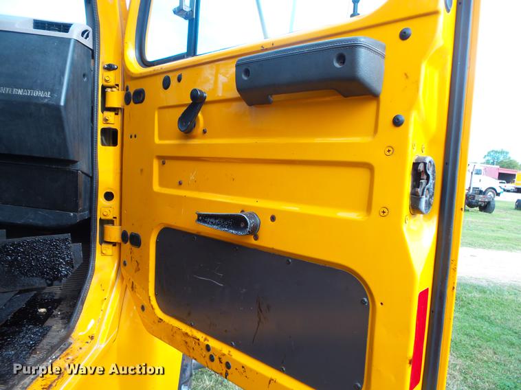 image for item DB7374 1996 International 4900 oil distribution truck