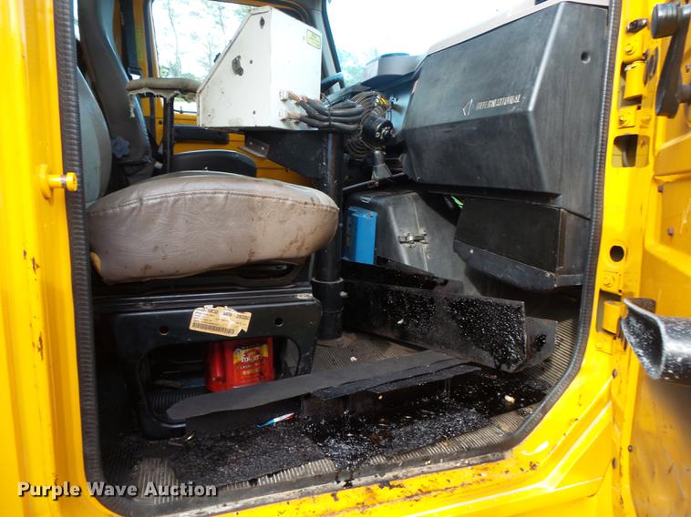 image for item DB7374 1996 International 4900 oil distribution truck