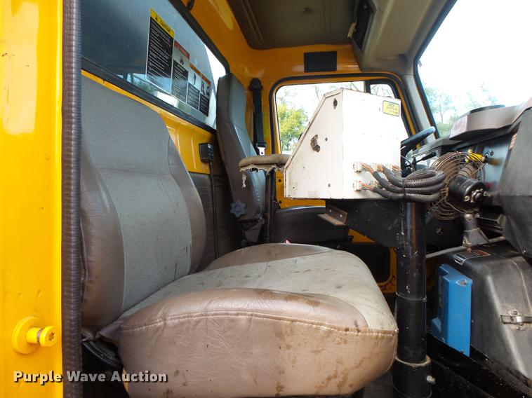 image for item DB7374 1996 International 4900 oil distribution truck