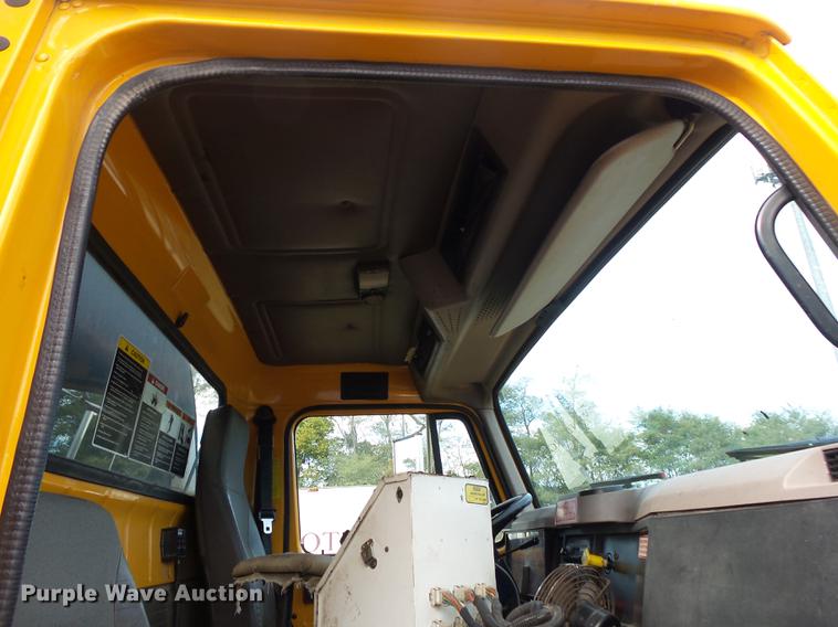 image for item DB7374 1996 International 4900 oil distribution truck